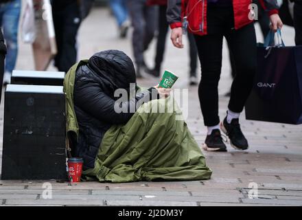 File photo datato 24/12/21 di un senzatetto su Buchanan Street a Glasgow, due aree metropolitane britanniche Glasgow e Manchester hanno compiuto progressi significativi nell'affrontare il problema dell'homelessness di strada, ma un allontanamento da un approccio "one-size-fit-all" è necessario per affrontare il problema a livello globale, secondo un nuovo rapporto. Foto Stock