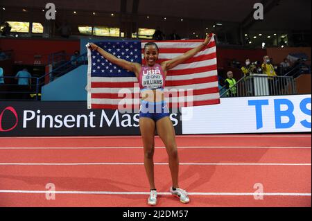 Kendell Williams (USA) si pone con la bandiera degli Stati Uniti dopo aver finito terzo nel pentathlon durante il Campionato Mondiale di Atletica Indoor, Venerdì, Foto Stock