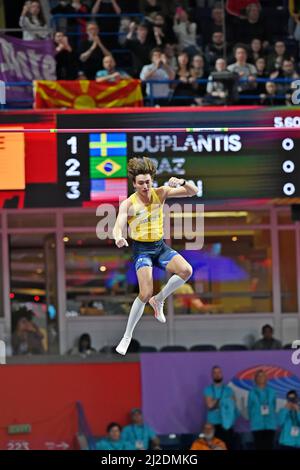 Mondo Duplantis alias Armand Duplantis (SWE) vince la pole vault in un record mondiale assoluto 20-4 (6,20m) durante il World Athletics Indoor Championship Foto Stock