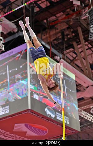 Mondo Duplantis alias Armand Duplantis (SWE) vince la pole vault in un record mondiale assoluto 20-4 (6,20m) durante il World Athletics Indoor Championship Foto Stock