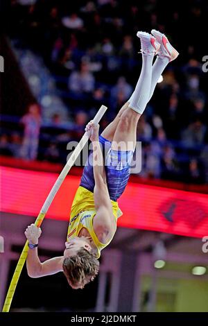 Mondo Duplantis alias Armand Duplantis (SWE) vince la pole vault in un record mondiale assoluto 20-4 (6,20m) durante il World Athletics Indoor Championship Foto Stock