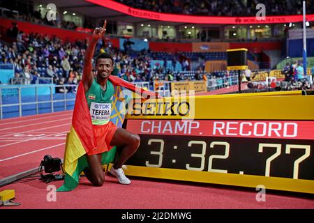 Samuel Tefera (ETH) si pone con il tabellone dopo aver vinto il 1.500m in un record di campionato 3:32,77 durante il World Athletics Indoor Championships, S Foto Stock