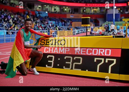 Samuel Tefera (ETH) si pone con il tabellone dopo aver vinto il 1.500m in un record di campionato 3:32,77 durante il World Athletics Indoor Championships, S Foto Stock