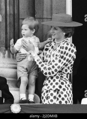 S.A.R. la Principessa Diana, la Principessa del Galles, detiene il suo giovane figlio Principe Harry, che sarà due anni oldon il 15th settembre 1986, sul balcone di Buckingham Palace per la Trooping del colore. Foto scattata il 14th giugno 1986 Foto Stock