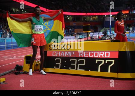 Samuel Tefera (ETH) si pone con il tabellone dopo aver vinto il 1.500m in un record di campionato 3:32,77 durante il World Athletics Indoor Championships, S Foto Stock