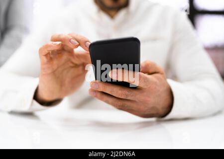 Primo piano di Un telefono cellulare uomo che tiene la mano Foto Stock