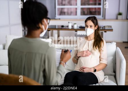 Doula Care e paziente donna incinta a casa Foto Stock