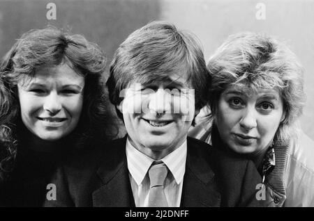 (Da sinistra a destra) Julie Walters, Melvyn Bragg e Victoria Wood al Piccadilly Theatre London.13th Gennaio 1985 Foto Stock