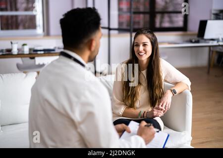 Assistenza medica e paziente a casa come ottenere un trattamento medico Foto Stock