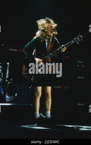 Il gruppo rock australiano AC/DC si esibisce sul palco alla Wembley Arena durante il tour mondiale "Fly on the Wall". Nella foto è raffigurato il chitarrista Angus Young. 16th gennaio 1986. Foto Stock