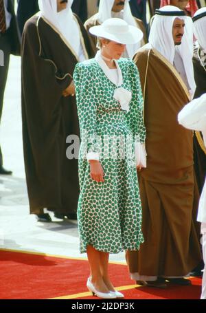 Principe e Principessa di Galles, Medio Oriente Tour Novembre 1986. I nostri spettacoli di foto ... La Principessa Diana arriva all'aeroporto internazionale King Khalid di Riyadh, Arabia Saudita, lunedì 17th novembre 1986. Foto Stock