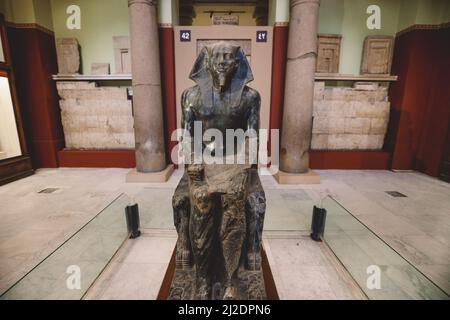 Big Stone antiche statue egizie nel Museo Egizio del Cairo, il più antico museo archeologico del Medio Oriente, Egitto Foto Stock