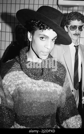 Prince, cantante statunitense, arriva all'aeroporto di Gatwick. È nel Regno Unito per tre concerti, prima tappa del suo Parade Tour, che si terrà alla Wembley Arena, nella foto del 10th agosto 1986. Foto Stock