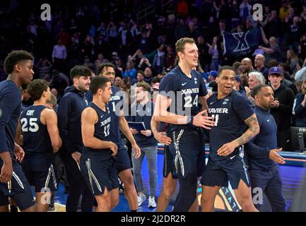 New York, New York, Stati Uniti. 31st Mar 2022. Gli Xavier Musketeers celebrano dopo aver sconfitto Texas A&M Aggies 73-72 durante la partita NIT Championship 2022 al Madison Square Garden a New York City giovedì 31 marzo 2022. Duncan Williams/CSM/Alamy Live News Foto Stock