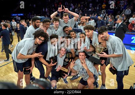 New York, New York, Stati Uniti. 31st Mar 2022. Gli Xavier Musketeers celebrano dopo aver sconfitto Texas A&M Aggies 73-72 durante la partita NIT Championship 2022 al Madison Square Garden a New York City giovedì 31 marzo 2022. Duncan Williams/CSM/Alamy Live News Foto Stock