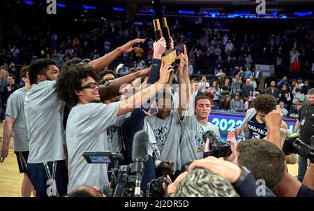 New York, New York, Stati Uniti. 31st Mar 2022. Gli Xavier Musketeers celebrano dopo aver sconfitto Texas A&M Aggies 73-72 durante la partita NIT Championship 2022 al Madison Square Garden a New York City giovedì 31 marzo 2022. Duncan Williams/CSM/Alamy Live News Foto Stock