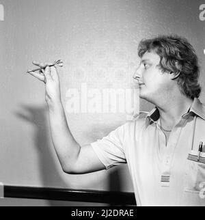 Primo piano sul giocatore britannico di freccette Eric Bristow in dart lancio azione.31st Gennaio 1985. Foto Stock