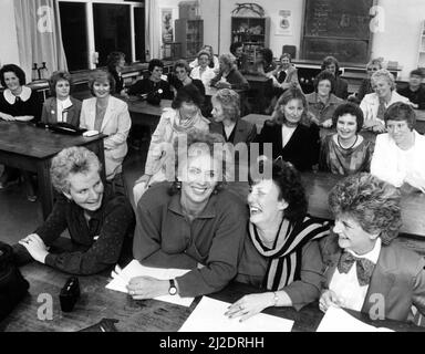 L'attrice sue Johnston torna a scuola per incontrare le donne che non aveva visto per anni. La classe di 1960 a Prescot Grammer School ha deciso di organizzare una riunione 25 anni dopo, e sue ha avuto molto da chiacchierare circa. 19th ottobre 1985. Foto Stock