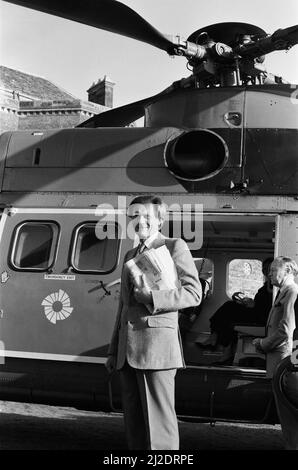Michael Heseltine sta per entrare in un elicottero. Viene raffigurato pochi giorni dopo le sue dimissioni da Segretario di Stato per la Difesa per il caso Westland. Gennaio 1986. Foto Stock