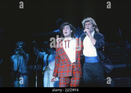 Il gruppo pop britannico Wham ha illustrato la sua visita di 10 giorni in Cina, il 1985 aprile. George Michael e Andrew Ridgeley, sul palco durante il concerto della band al Peking's People's Gymnasium. Questo è stato il primo concerto mai fatto da una banda pop occidentale nella Cina comunista. Foto Stock