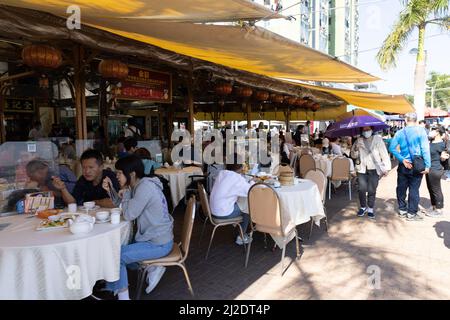 13 11 2021 persone (alcune con maschera facciale) mangiano i famosi frutti di mare nel ristorante di Sai Kung, Hong Kong durante il periodo covid-19 omicron Foto Stock
