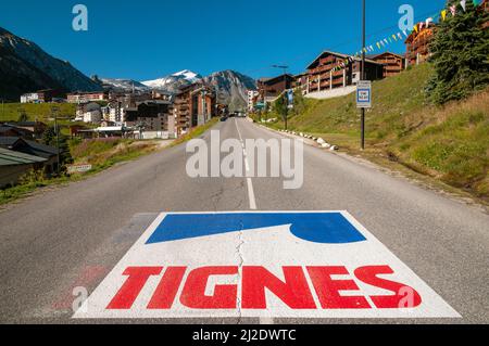 Strada principale che porta alla località di Tignes 2100, Haute-Tarentaise, massiccio della Vanoise, Savoia (73), Auvergne-Rhone-Alpes, Francia Foto Stock