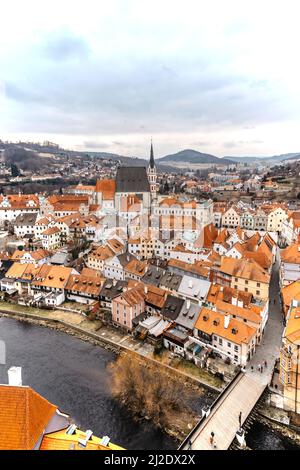 Vista panoramica aerea di Cesky Krumlov, Repubblica Ceca. Famosa città medievale ceca con case rinascimentali e barocche, chiese, ponte sul fiume Moldava Foto Stock