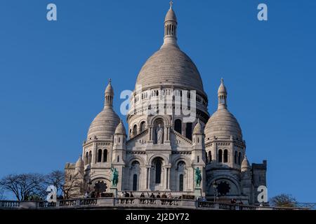 Parigi, Francia - 22 marzo 2022 : veduta della bella e famosa chiesa bianca del Sacro cuore di Montmartre Parigi in una bella giornata Foto Stock