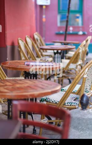 Sedie e tavoli vuoti tradizionali all'aperto in un ristorante nella pittoresca zona di Montmartre Parigi Foto Stock