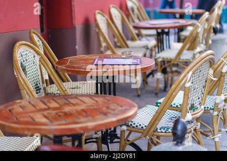 Sedie e tavoli vuoti tradizionali all'aperto in un ristorante nella pittoresca zona di Montmartre Parigi Foto Stock