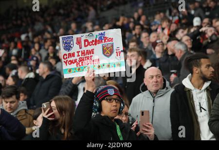 Londra, Regno Unito. 29th Mar 2022. Un giovane fan ha un cartello che chiede la maglietta di Declan Rice all'Inghilterra contro Ivory Coast International friendly al Wembley Stadium di Londra, UK, il 29th marzo 2022. Credit: Paul Marriott/Alamy Live News Foto Stock
