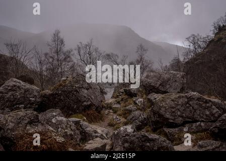 Glencoe, Regno Unito. 31st Mar 2022. Sleet e neve si avvicinano al sentiero che porta nella valle nascosta incastonata tra l'iconico Beinn Fhada, Gearr Aonach, e Aonach Dubh, collettivamente noto come il ÔThree SistersÕ nelle Highlands della Scozia 31 marzo 2022 vicino Glencoe, Scozia. Foto di Ken Cedeno/Sipa USA Credit: Sipa USA/Alamy Live News Foto Stock