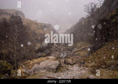 Glencoe, Regno Unito. 31st Mar 2022. Sleet cade in prova mentre gli escursionisti si scendono dalla valle nascosta tra l'iconico Beinn Fhada, Gearr Aonach, e Aonach Dubh, collettivamente noto come il ÔThree SistersÕ nelle Highlands della Scozia 31 marzo 2022 vicino Glencoe, Scozia. Foto di Ken Cedeno/Sipa USA Credit: Sipa USA/Alamy Live News Foto Stock