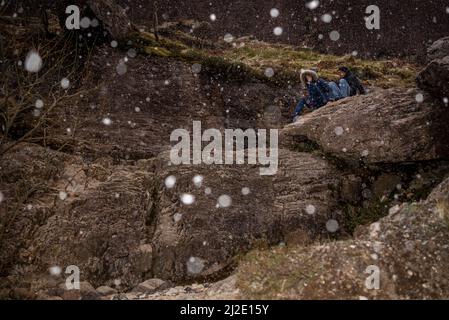 Glencoe, Regno Unito. 31st Mar 2022. Sleet cade in prova mentre gli escursionisti si scendono dalla valle nascosta tra l'iconico Beinn Fhada, Gearr Aonach, e Aonach Dubh, collettivamente noto come il ÔThree SistersÕ nelle Highlands della Scozia 31 marzo 2022 vicino Glencoe, Scozia. Foto di Ken Cedeno/Sipa USA Credit: Sipa USA/Alamy Live News Foto Stock