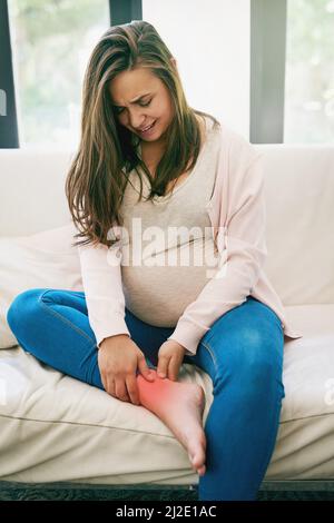 La gravidanza può essere un tempo estremamente stressante.... Shot di una donna incinta a casa. Foto Stock