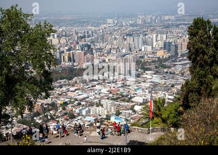 Cile, vista della città di Santiago dalla cima della collina di San Cristóbal. Foto Stock