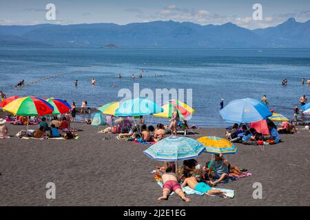 Cile, spiaggia della città di Pucon sulla riva del lago Villarrica, noto anche come Mallalafquén nel Distretto dei Laghi del Cile, nella zona sud-orientale della Provincial Foto Stock