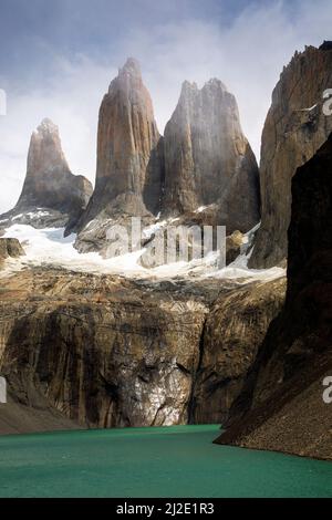 Le Torres del Paine (spagnolo per 'Torri di Paine' e 'Paine' è una vecchia parola indigena per il colore blu), tre torri di roccia immense, danno la par Foto Stock