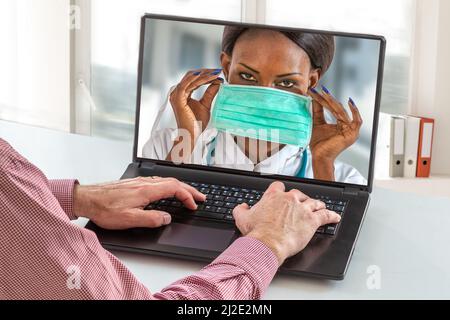 Virology Protective Concept. Primo piano dell'uomo anziano siediti a casa avendo consultazione in linea con l'infermiere femminile su come usare la maschera proctettiva Foto Stock