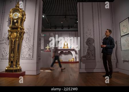 The Wallace Collection, Londra, Regno Unito. 1 aprile 2022. Gli oggetti nella collezione Wallace prendono vita nel film. La mostra “Inspiring Walt Disney” mette a confronto 20th c. animazioni disegnate a mano da film Disney a 18th c.. Arte francese, che mostra le somiglianze. Da “la bellezza e la bestia”, Cossworth, servo della bestia, è trasformato in un orologio a pendolo incantato, e Lumière, il maggiordomo, è trasformato in un candelabro. Wallace Collection ha lavorato con il New York's Museum of Metropolitan Art per tenere la mostra, è già stata in mostra negli Stati Uniti, e apre a Londra dal 6 aprile al 16 ottobre 2022. Credito: Foto Stock