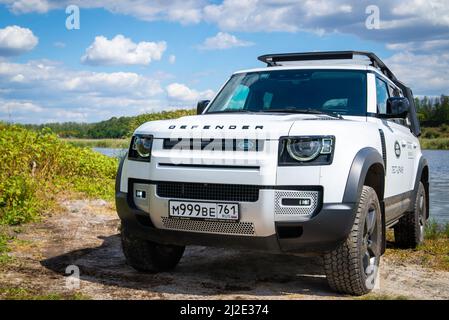 Russia, oblast Rostovskaya, 2021 giugno 09: Nuova moderna auto SUV Land Rover Defender, prova su strada in un selvaggio. Fuoristrada 4x4 guida per l'avventura. Foto Stock