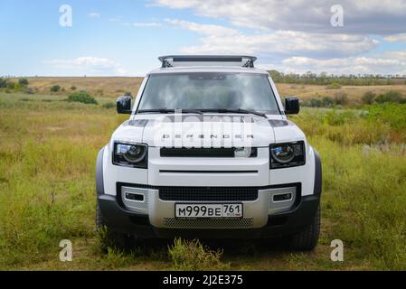 Russia, Rostovskaya oblast, 2021 giugno 09: Nuova vettura SUV moderna Land Rover Defender, prova su strada in un campo. Fuoristrada 4x4 guida in natura. Foto Stock