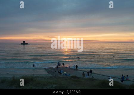 La Rocco torre nella baia di St Ouen al tramonto, Jersey, Isole del canale Foto Stock