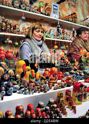 Parigi, Francia, shopping natalizio, venditrice di bambole russe Matriochka a Stall, al tradizionale mercatino di Natale in Avenue des Champs Elysees Foto Stock