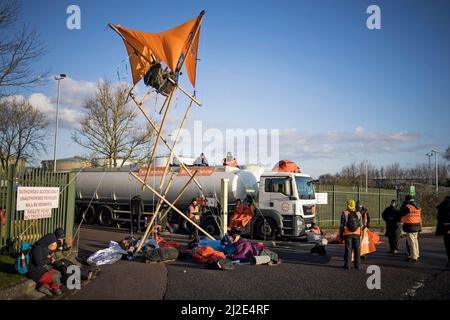 Hemel Hempstead, Regno Unito. 01st Apr 2022. Gli attivisti di Just Stop Oil, un ramo del gruppo di campagna per il cambiamento climatico Extinction Rebellion, tentano di bloccare il Buncefield Oil Depot nell'Hertfordshire. Photo credit: Ben Cawthra/Sipa USA **NO UK SALES** Credit: Sipa USA/Alamy Live News Foto Stock