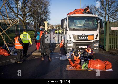 Hemel Hempstead, Regno Unito. 01st Apr 2022. Attivisti di Just Stop Oil, un ramo del gruppo di campagna per il cambiamento climatico Extinction Rebellion, blockade Buncefield Oil Depot nell'Hertfordshire. Photo credit: Ben Cawthra/Sipa USA **NO UK SALES** Credit: Sipa USA/Alamy Live News Foto Stock