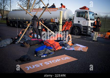 Hemel Hempstead, Regno Unito. 01st Apr 2022. Attivisti di Just Stop Oil, un ramo del gruppo di campagna per il cambiamento climatico Extinction Rebellion, blockade Buncefield Oil Depot nell'Hertfordshire. Photo credit: Ben Cawthra/Sipa USA **NO UK SALES** Credit: Sipa USA/Alamy Live News Foto Stock