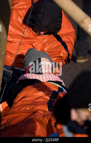 Hemel Hempstead, Regno Unito. 01st Apr 2022. Un attivisti di Just Stop Oil, un ramo del gruppo di campagna per il cambiamento climatico Extinction Rebellion, avvolto in una coperta termica mentre bloccano il Buncefield Oil Depot nell'Hertfordshire. Photo credit: Ben Cawthra/Sipa USA **NO UK SALES** Credit: Sipa USA/Alamy Live News Foto Stock