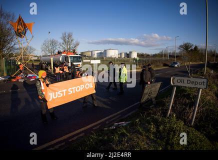 Hemel Hempstead, Regno Unito. 01st Apr 2022. Attivisti di Just Stop Oil, un ramo del gruppo di campagna per il cambiamento climatico Extinction Rebellion, blockade Buncefield Oil Depot nell'Hertfordshire. Photo credit: Ben Cawthra/Sipa USA **NO UK SALES** Credit: Sipa USA/Alamy Live News Foto Stock