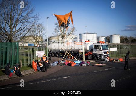 Hemel Hempstead, Regno Unito. 01st Apr 2022. Gli attivisti di Just Stop Oil un ramo del gruppo di campagna per il cambiamento climatico Extinction Rebellion tentano di bloccare il Buncefield Oil Depot nell'Hertfordshire. Photo credit: Ben Cawthra/Sipa USA **NO UK SALES** Credit: Sipa USA/Alamy Live News Foto Stock